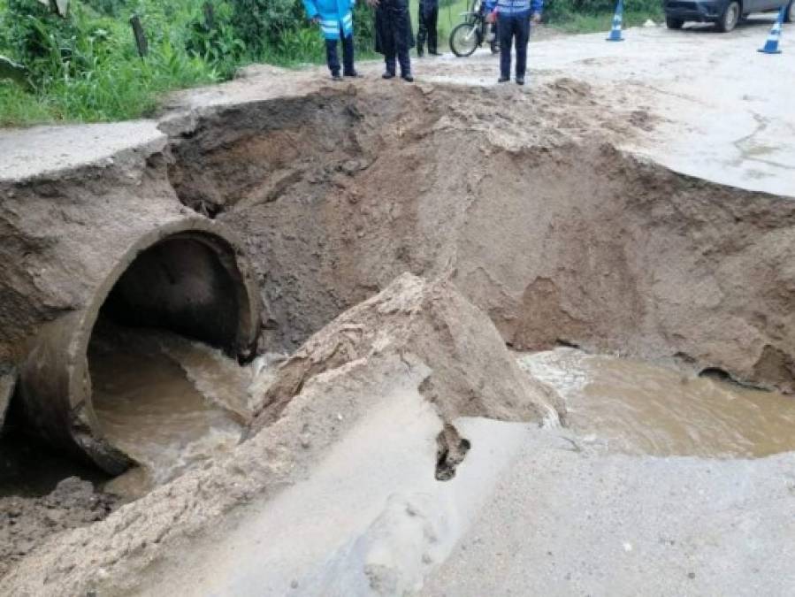Derrumbes, puentes caídos y hundimiento de carreteras, los estragos que provoca Eta en Honduras