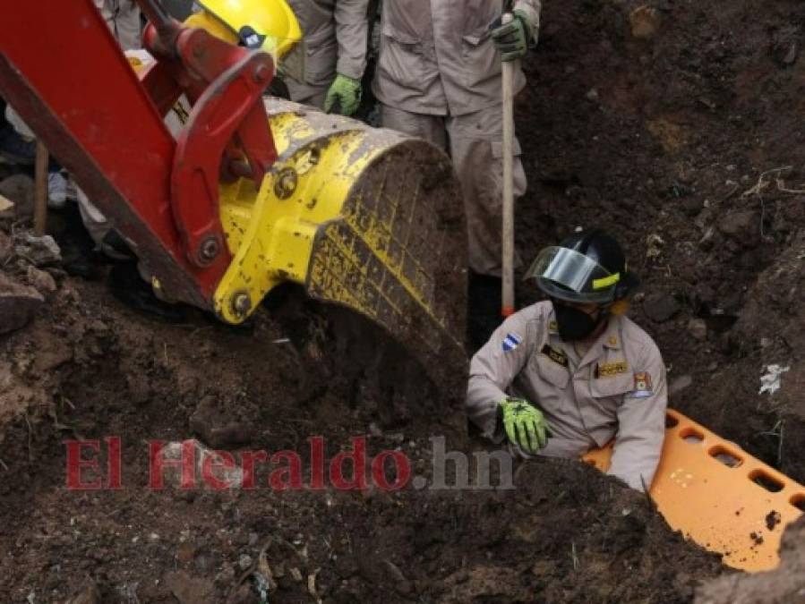 Las dramáticas imágenes del rescate de dos soterrados en Las Acacias