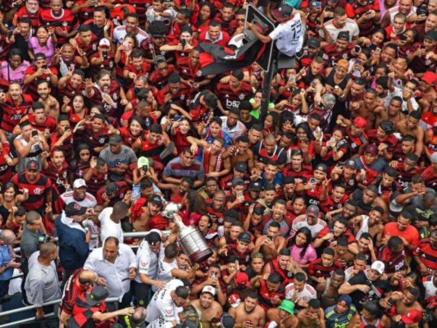 FOTOS: El multitudinario recibimiento de los hinchas al Flamengo luego de ganar la Copa Libertadores
