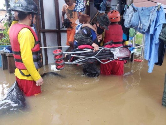 En imágenes: fuertes lluvias inundan las calles y casas de Puerto Cortés