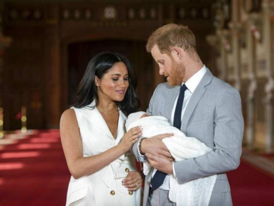 Fotos: Momento en que Meghan y Harry presentan a su bebé
