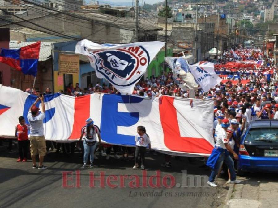 Ultra Fiel llena de algarabía la Plaza Central de Tegucigalpa previo al clásico entre Olimpia y Motagua