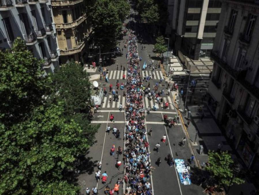 Impactantes imágenes del multitudinario adiós a Diego Maradona   