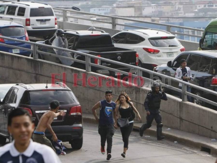 Fotos: Barras y policías se enfrentan frente al estadio en partido Motagua vs Marathón