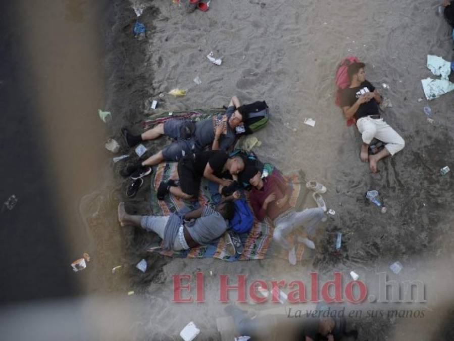 10 desgarradoras imágenes de la caravana migrante que busca paso hacia EEUU