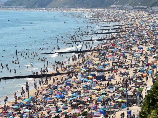 FOTOS: Indignante aglomeración en playa del sur de Inglaterra en plena pandemia