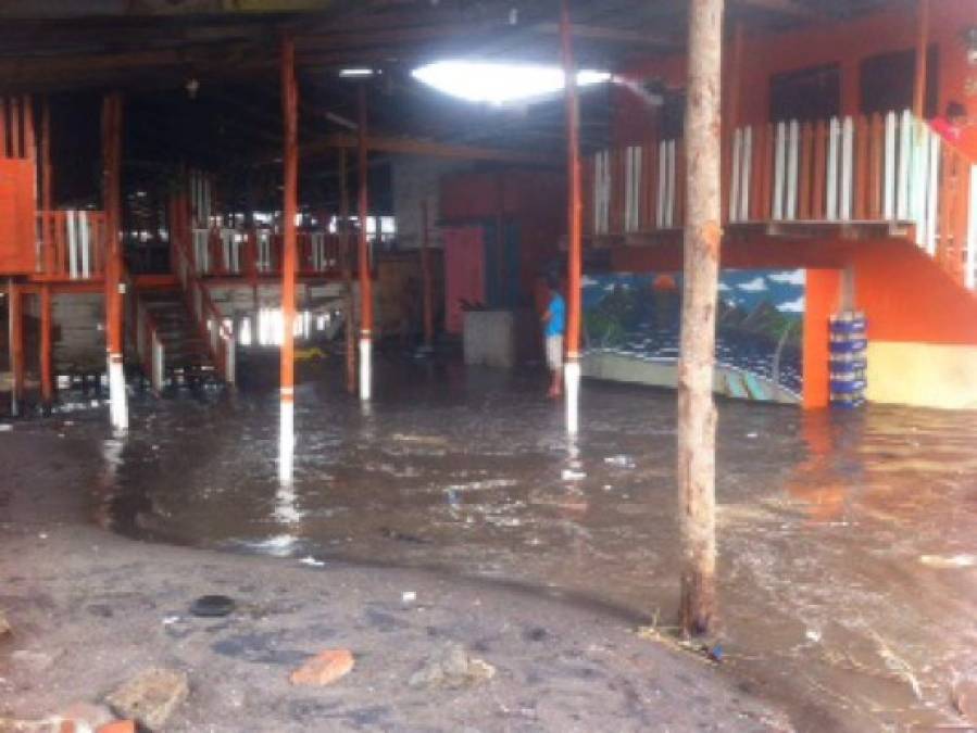 Honduras: Marejadas destruyen negocios y viviendas en el sur