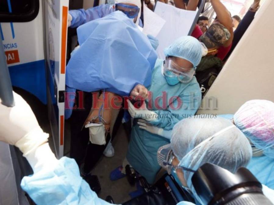 FOTOS: Cubierta y en silla de ruedas, así ingresó al Tórax hondureña sospechosa de coronavirus