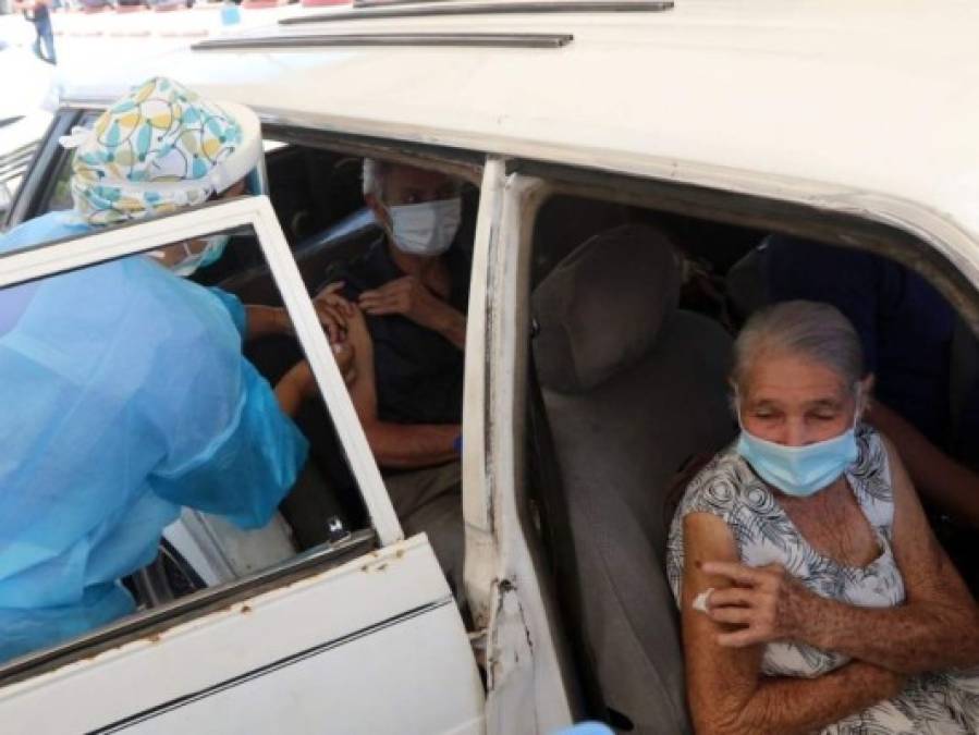 Así continúa vacunación contra covid-19 para adultos mayores en varios puntos de la capital (FOTOS)