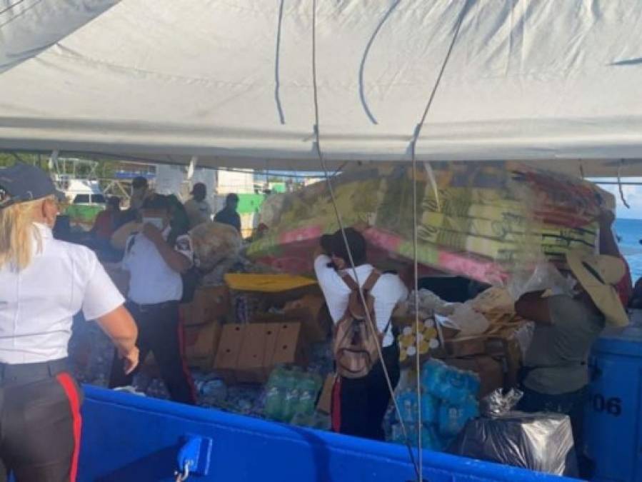 Entregan ayuda humanitaria tras pavoroso incendio en Guanaja