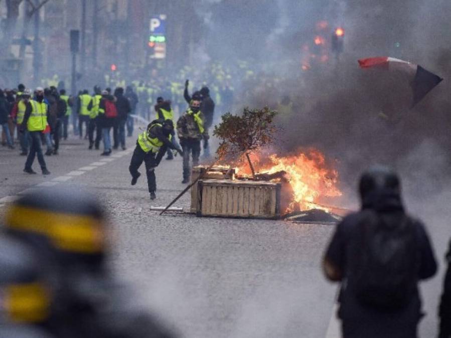 FOTOS: Caos y destrucción en París tras otro día de protestas de los chalecos amarillos