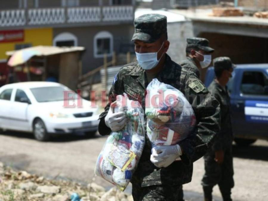 FOTOS: Así fue la entrega de alimentos en colonia Mary Flakes de la capital