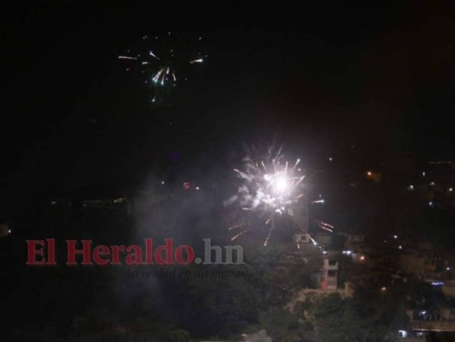 Colorida pirotecnia engalanó el cielo de Tegucigalpa y Comayagüela (FOTOS)