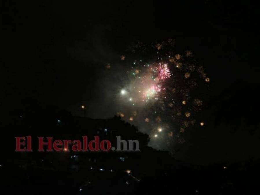 Colorida pirotecnia engalanó el cielo de Tegucigalpa y Comayagüela (FOTOS)