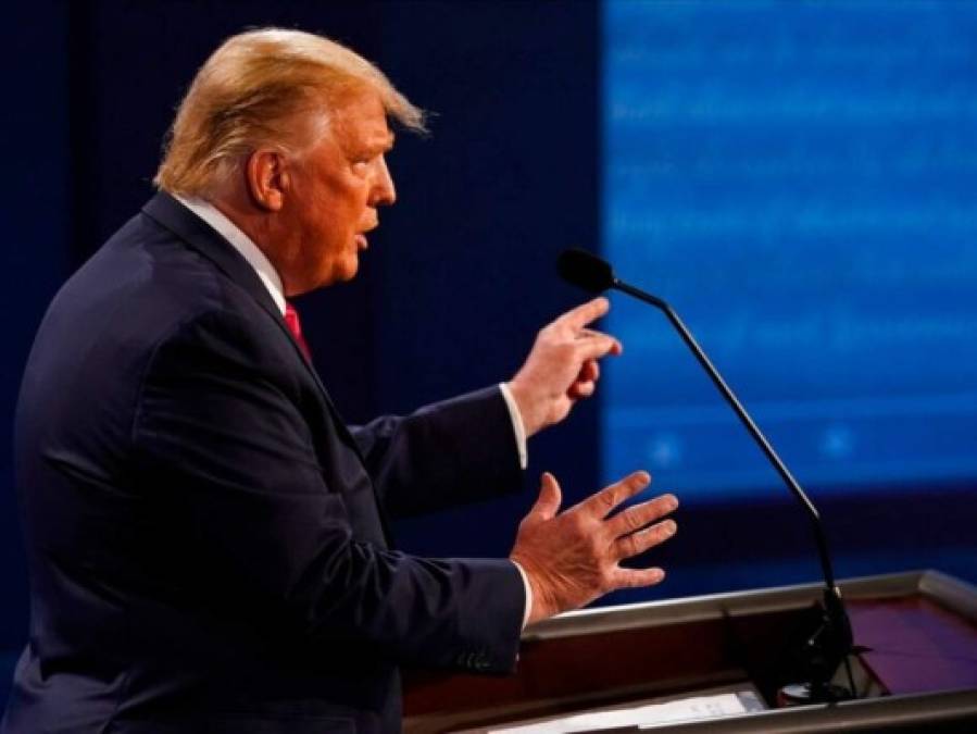 Los curiosos gestos de Trump durante último debate con Biden (FOTOS)