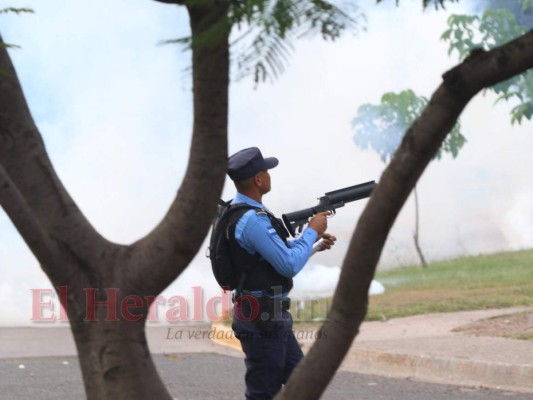 Fotos: Batalla campal entre encapuchados y Policías Antimotines en las afueras de la UNAH