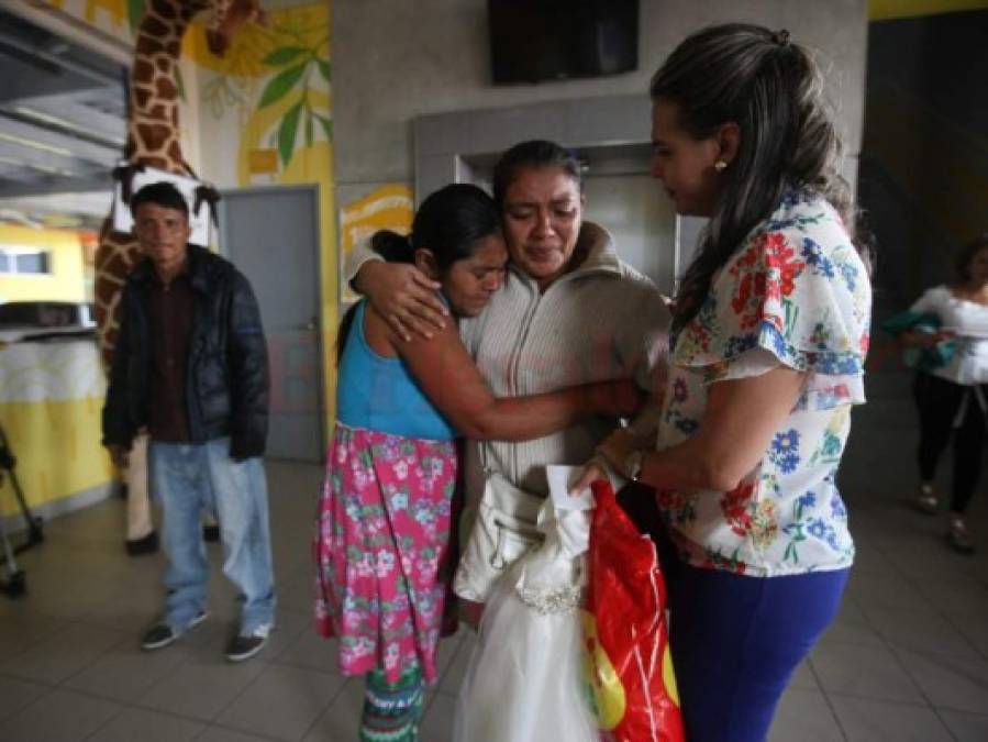 FOTOS: Momento en el que familiares retiran el cuerpo de la niña de dos años que murió tras resultar con el 80 por ciento de su cuerpo quemado