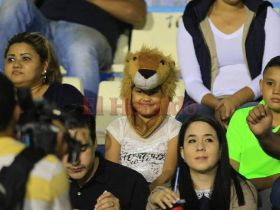 Ambiente festivo se vive en las graderías del Nacional previo a Olimpia-Real España