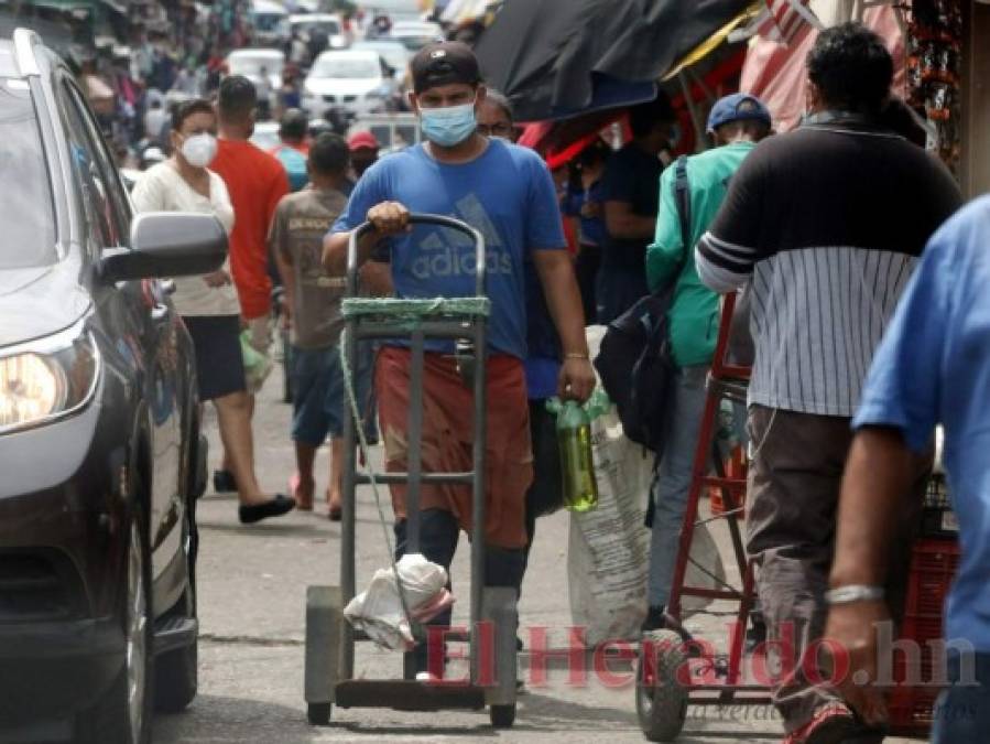 Con o sin mascarilla, capitalinos abarrotan mercados pese a que amenaza persiste (FOTOS)