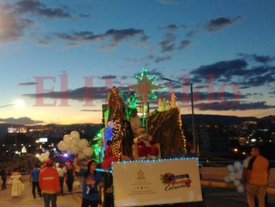 FOTOS: Coloridas carrozas engalanan la Navidad Catracha en la capital