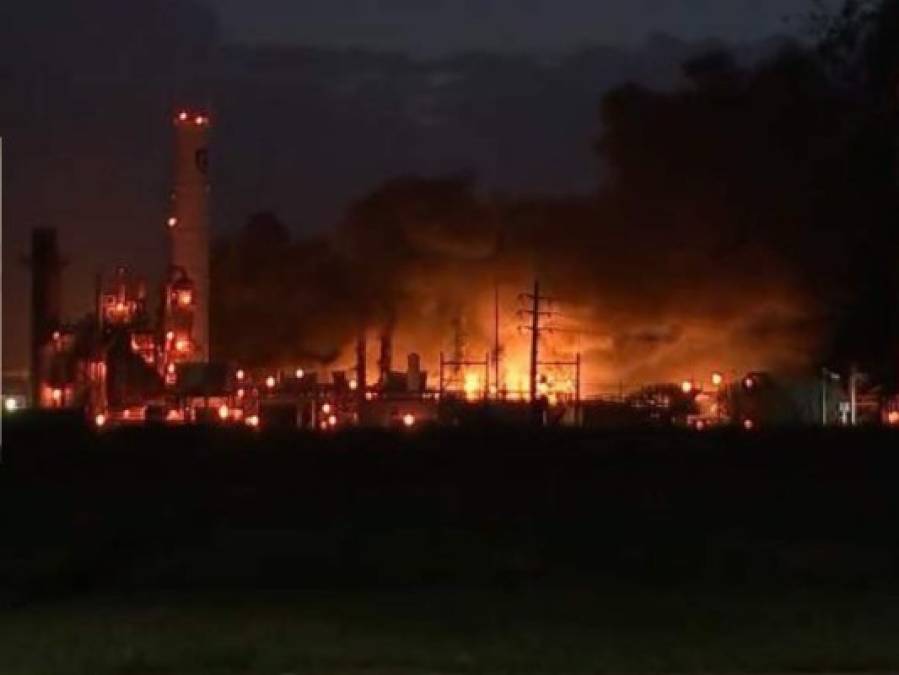 Las imágenes que deja la explosión en una planta petroquímica de Texas