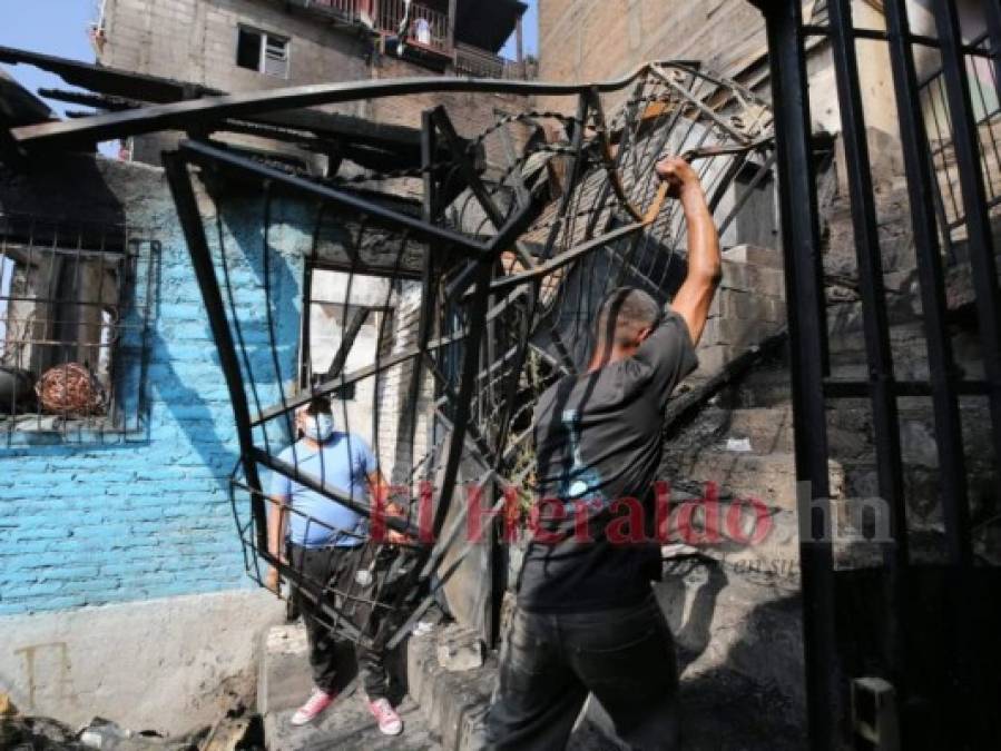 Afectados limpian escombros de casas reducidas a cenizas por incendio en colonia Divanna (FOTOS)