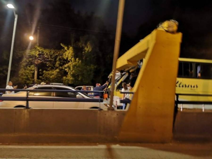 Las fotos que dejó la colisión de bus contra vía rápida en la capital