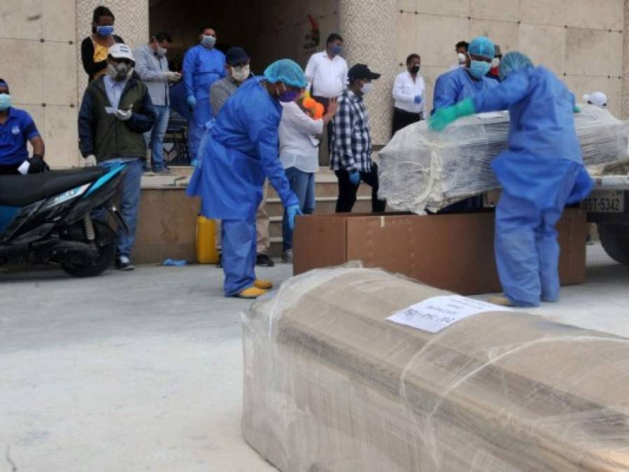 FOTOS: Golpeado por el coronavirus, Ecuador aún espera lo peor con un cuerpo médico debilitado