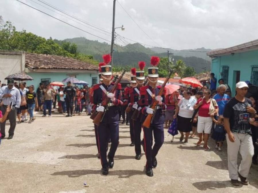 Así fue el entierro de Milton Flores Rivera, el policía que murió durante un enfrentamiento en Cuyamel, Olancho