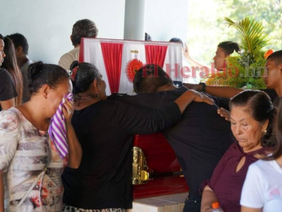 Luto y desgarrador llanto en entierro de víctimas de masacre en Puerto Cortés