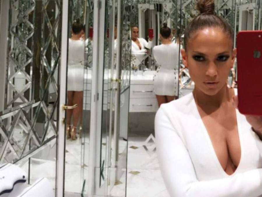 Jennifer López arrasa en Instagram con infartante vestido que no deja mucho a la imaginación