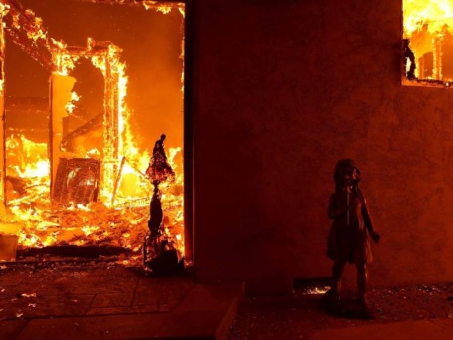 Imágenes del voraz incendio en California que obligó a Kim Kardashian a evacuar su casa