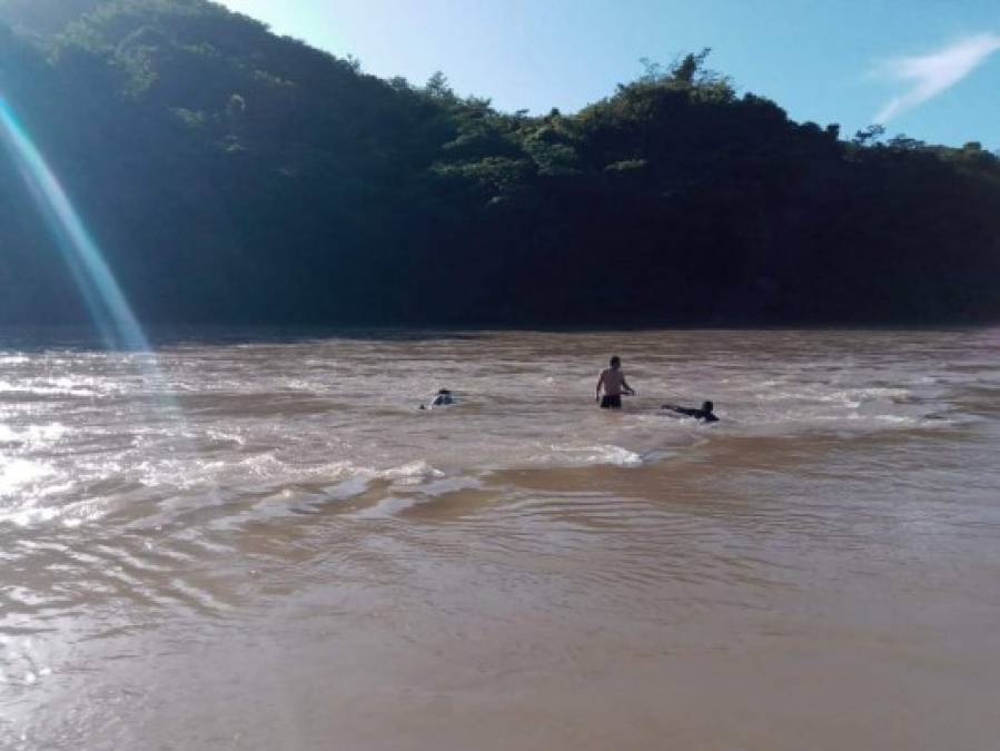 Por aire y río abajo, así fue la búsqueda de un militar y tres agentes de la ATIC que naufragaron en Colón (FOTOS)