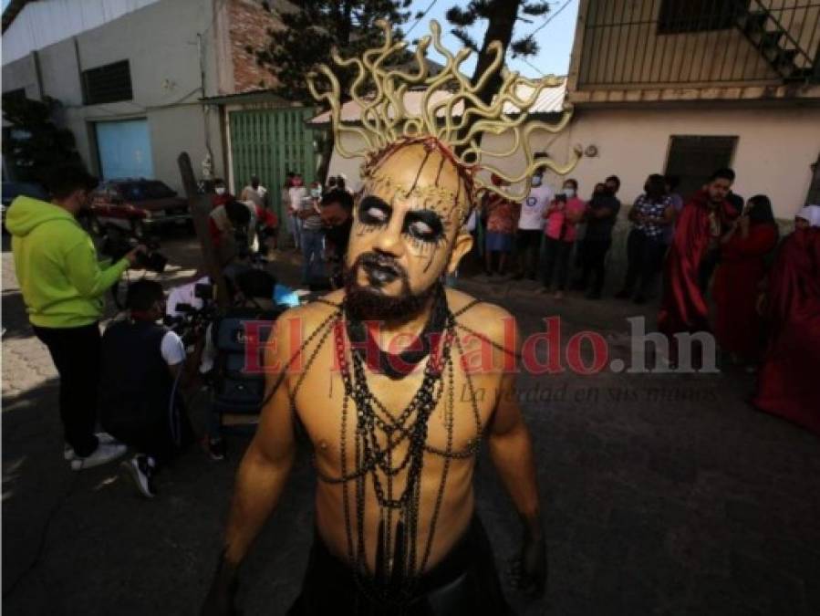 Impresionante vía crucis en Viernes Santo retrata la pasión de Jesucristo