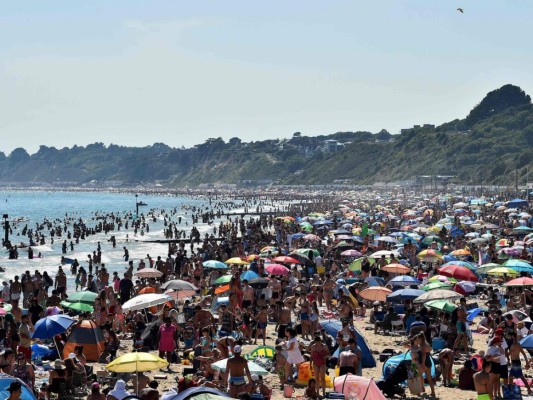 FOTOS: Indignante aglomeración en playa del sur de Inglaterra en plena pandemia