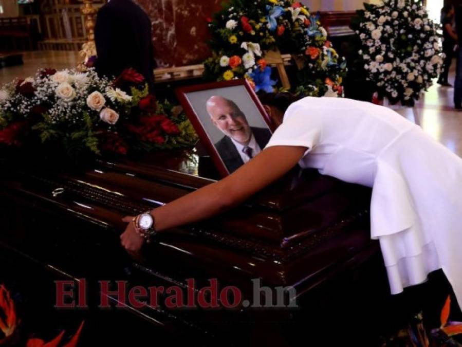 Lágrimas, música y emotivas palabras: el entierro del exalcalde capitalino el 'Pelón' Acosta en imágenes