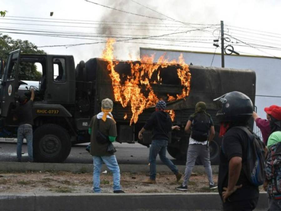 Las impactantes imágenes de la quema del camión del ejército por manifestantes en Honduras