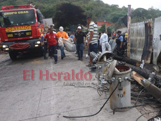 FOTOS: Así fue el rescate del cadáver del conductor de la rastra accidentada en zona sur