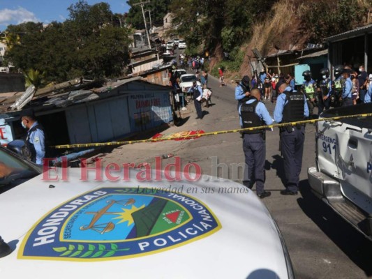 FOTOS: Luto y llanto en escena de masacre en la Villa Nueva