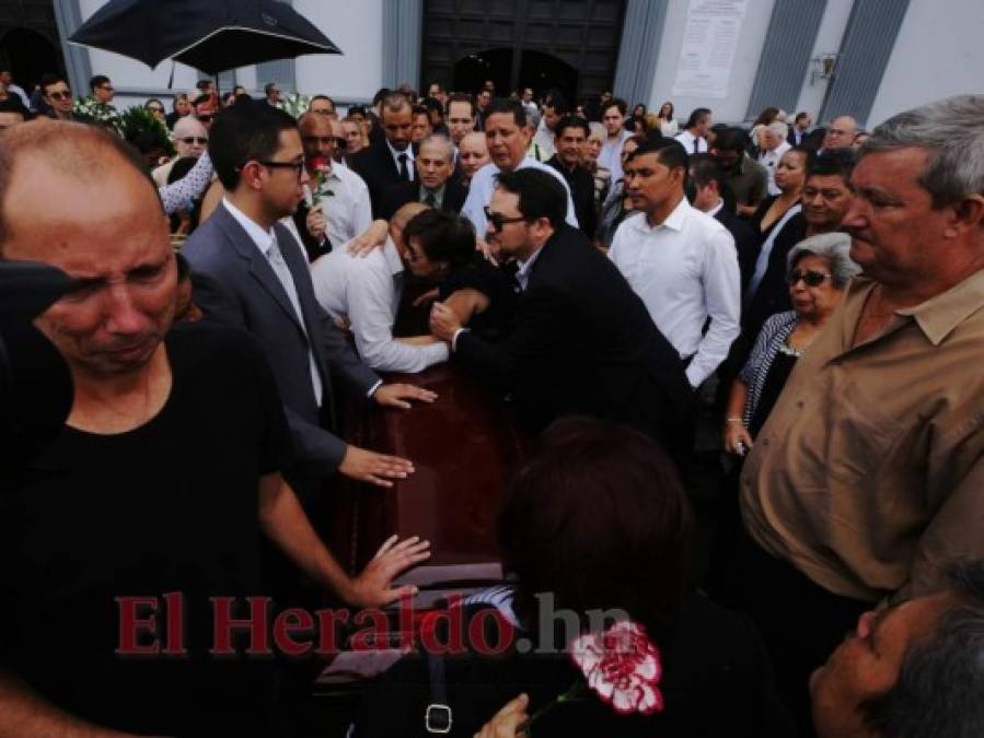Lágrimas, música y emotivas palabras: el entierro del exalcalde capitalino el 'Pelón' Acosta en imágenes