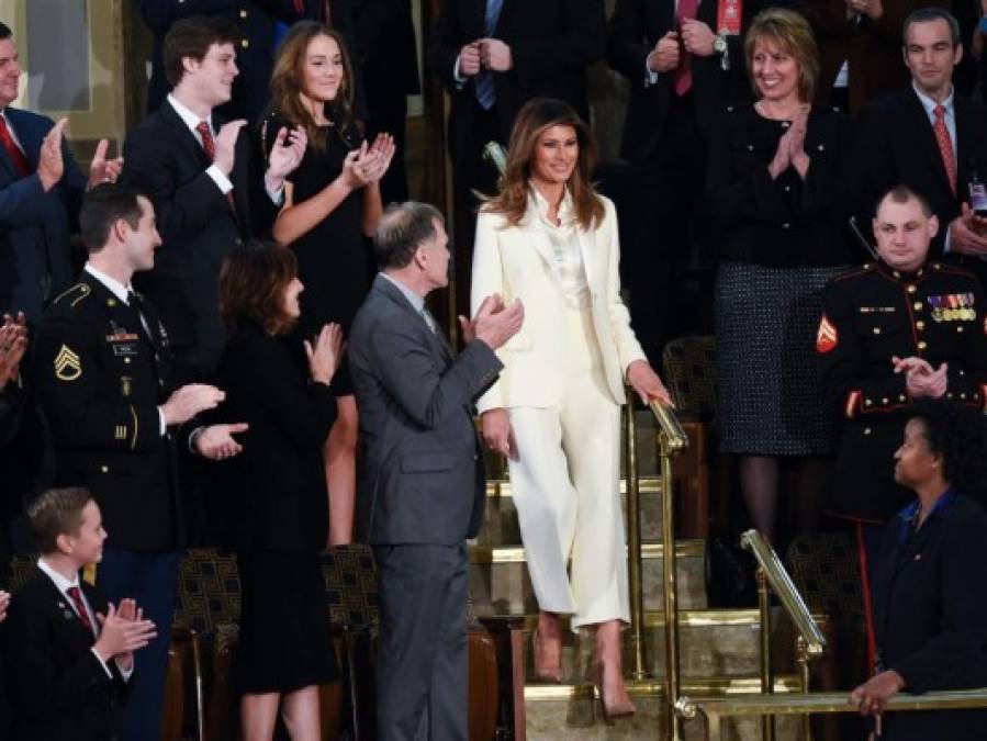 Elegante Melania Trump llega sola al discurso sobre Estado de la Unión en el Congreso