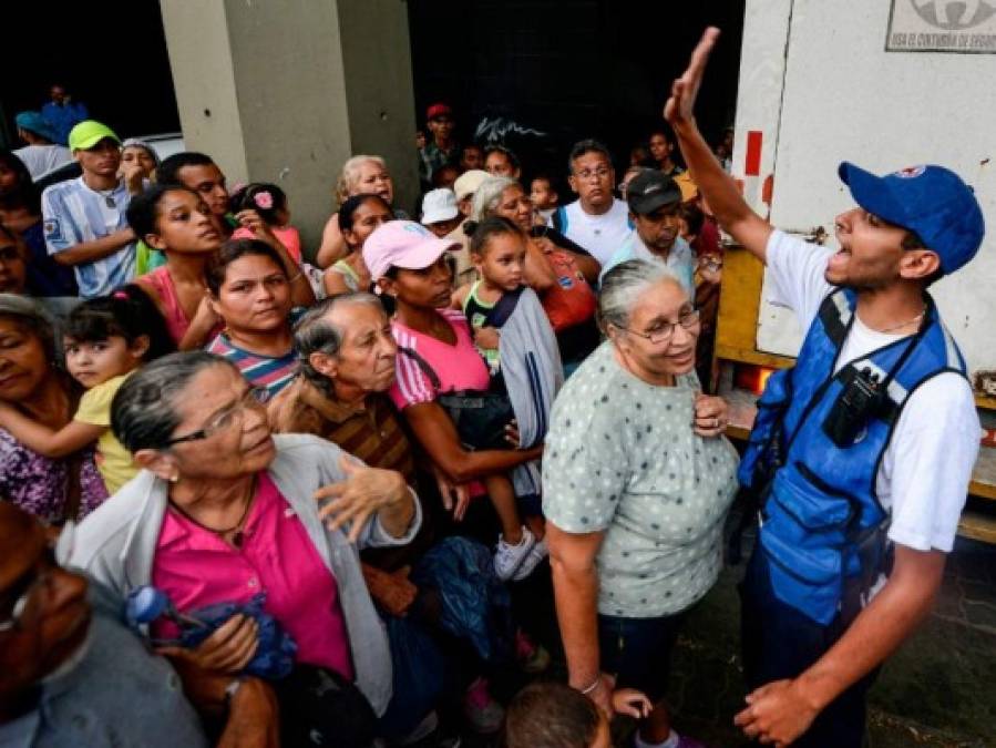 FOTOS: Venezolanos recibieron con largas filas la ayuda humanitaria llevada por la Cruz Roja