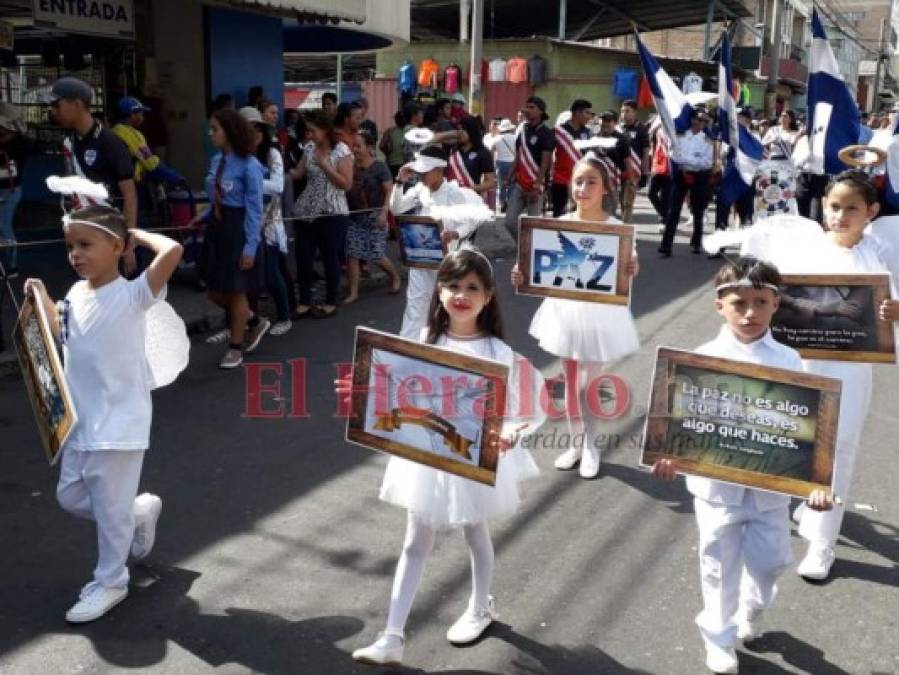 FOTOS: Coloridos desfiles protagonizaron al menos 300 escuelas en la capital