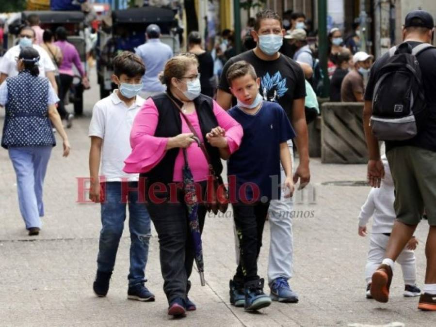 FOTOS: Niños y adultos mayores vuelven a las calles, tras aflojar medidas de circulación