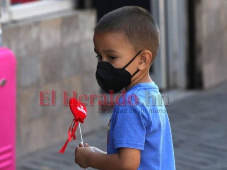 Capitalinos se aprestan a celebrar el Día del Amor y la Amistad (FOTOS)