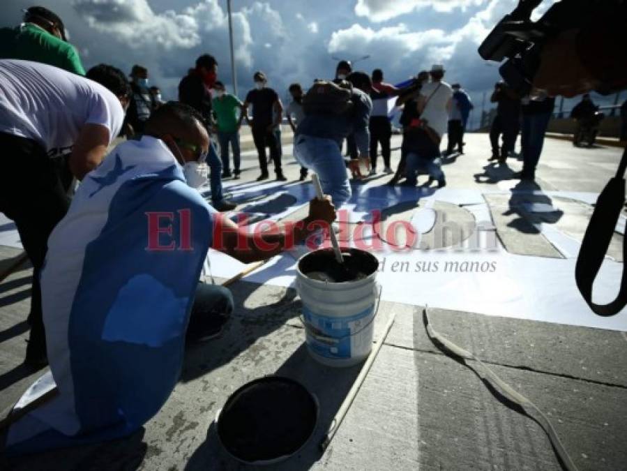 FOTOS: Hondureños repintan graffiti viral y exigen transparencia