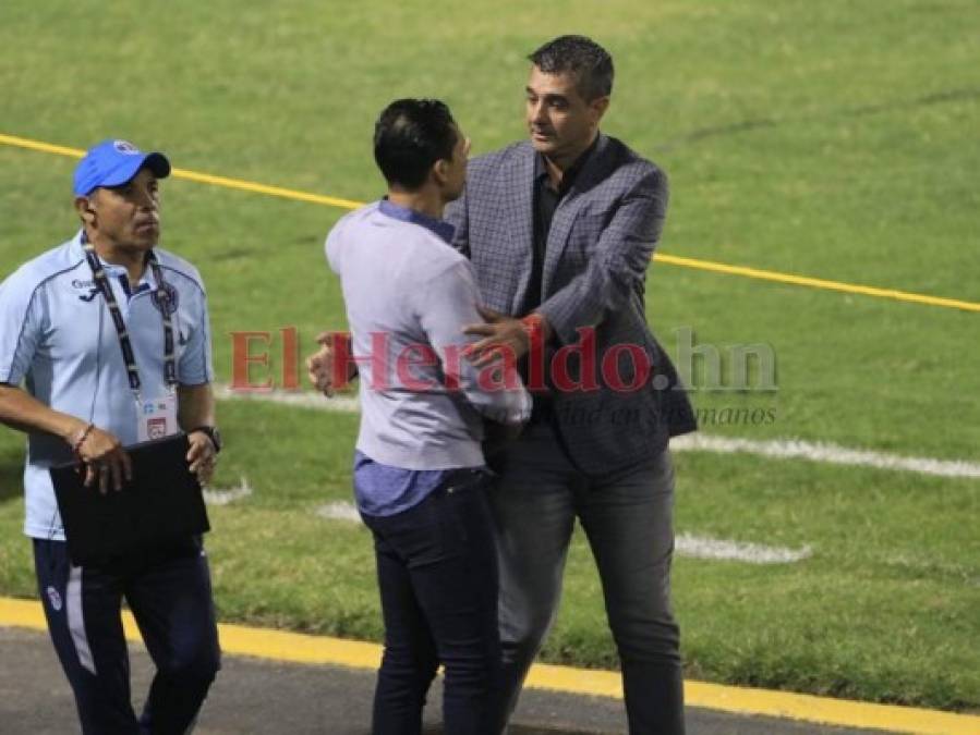 Diego Vazquez y su elegante atuendo en la final Motagua vs Saprissa