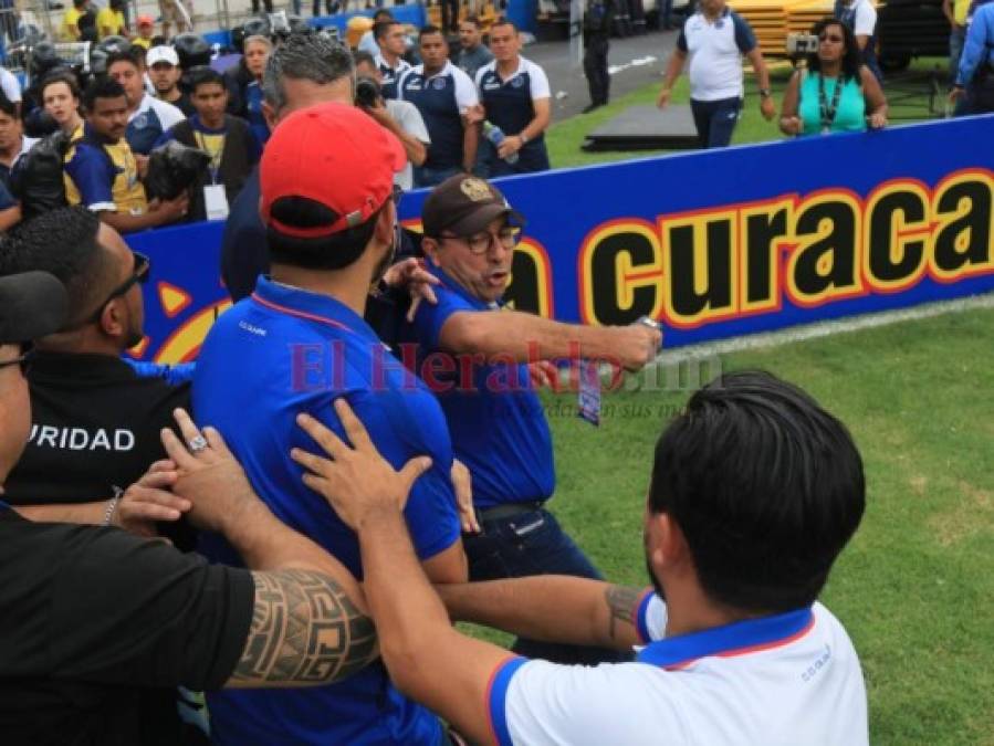 FOTOS: Golpes, empujones y gritos, así fue el altercado de Diego Vazquez en la cancha del Nacional