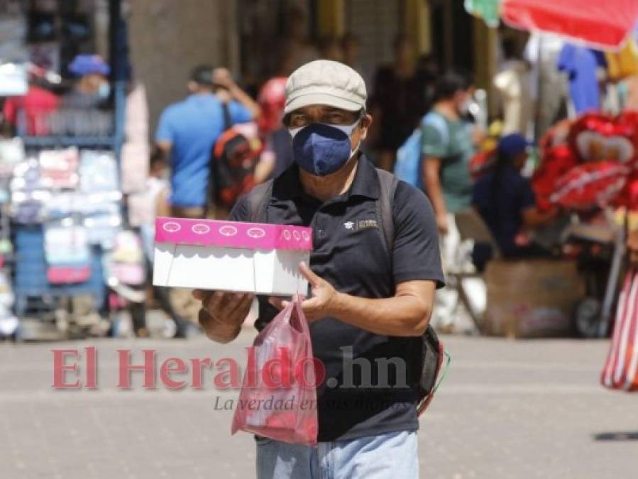 Flores, dulces y pastel: así festejan los capitalinos el Día de las Madres