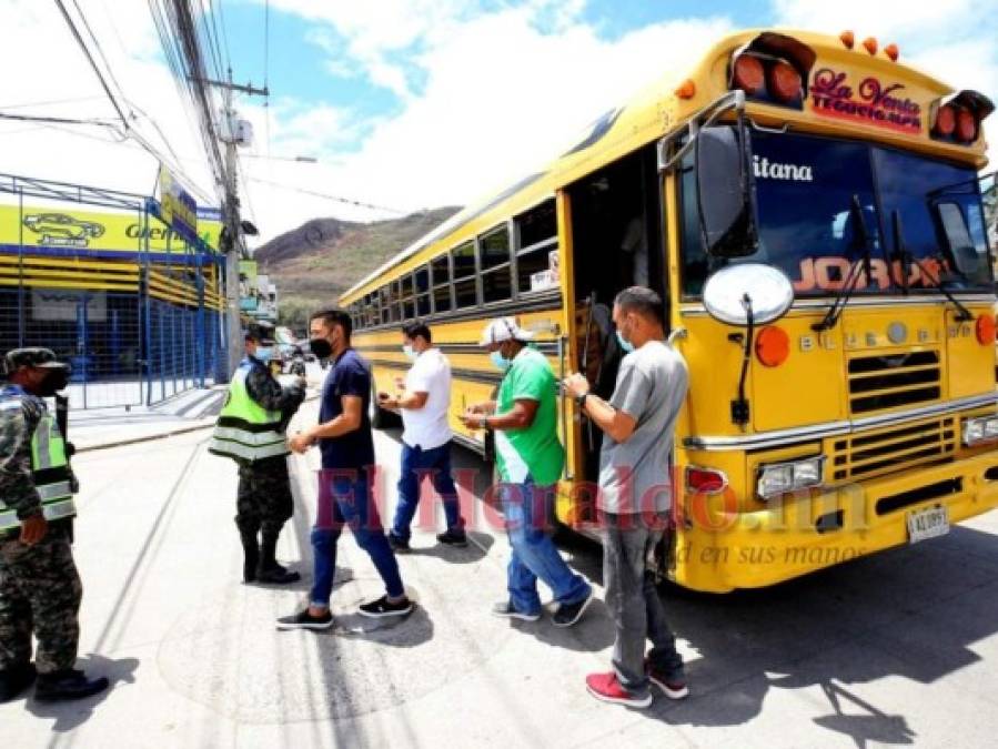 FOTOS: En caravanas retornan viajeros al cierre de la Semana Santa